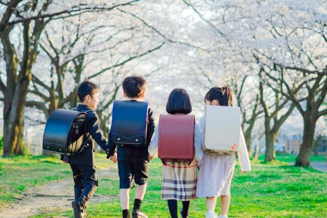 下校中の小学生